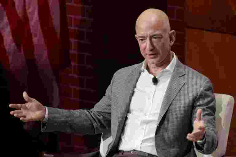 亞馬遜的Jeff Bezos表示，美國小報試圖將他勒索他的“親密照片”