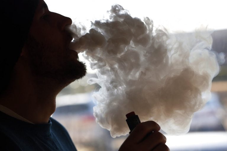 政府審議選項，以強制禁止電子煙，尼古丁味??的水煙