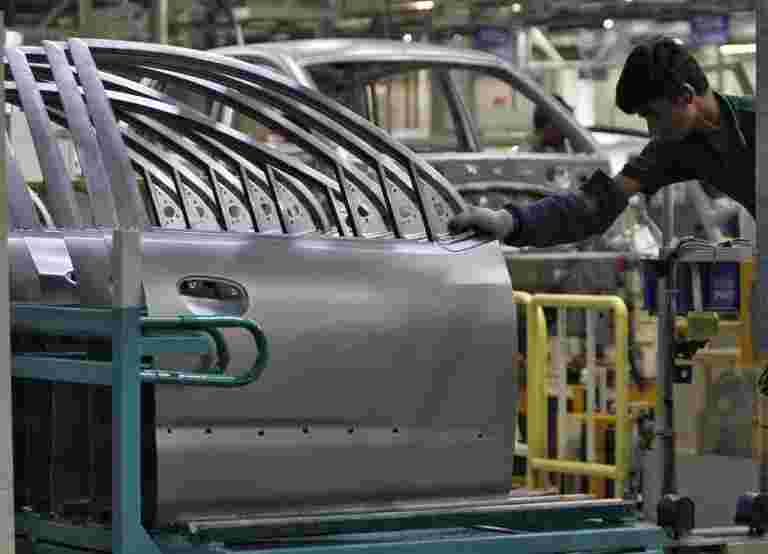 印度汽車公司削減了更多的工作，停止生產來解決減速