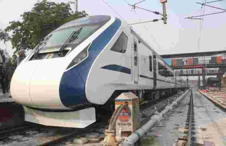 Vande Bharat Express首次開始首次商業運行