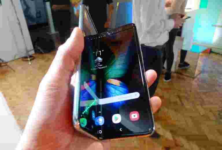 Samsung的一些新折疊手機已經破碎了
