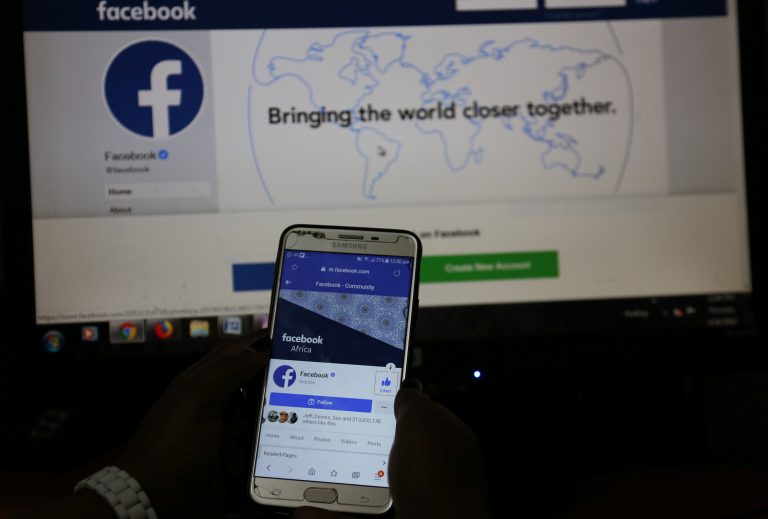 假Facebook帳戶：對陣機器人的永無止境的戰斗