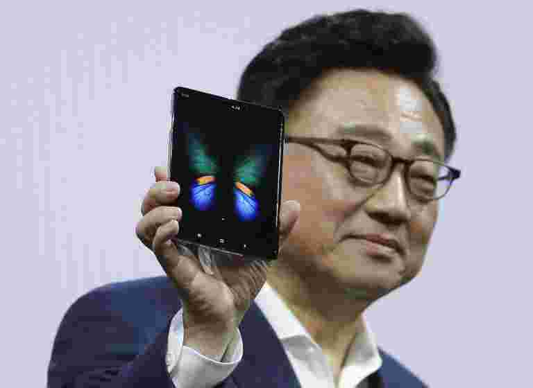 三星的第一批折疊手機Galaxy折疊在全球銷售100萬