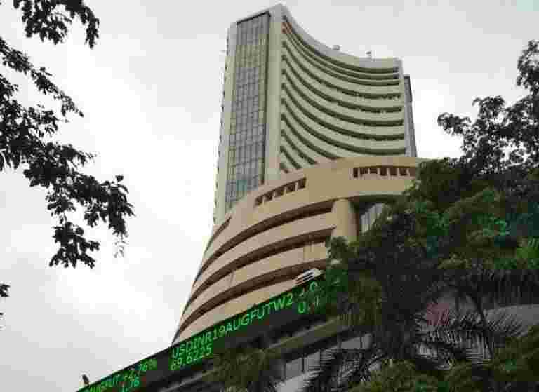 Mofsl的Siddhartha Khemka說，在市場上保持積極態度，更喜歡TCS的Infosys