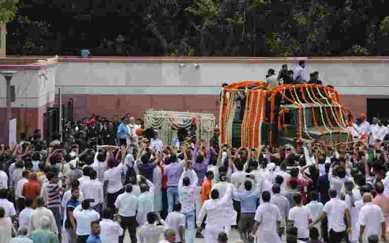 Modi，Shah與哀悼之海走到adieu到vajpayee
