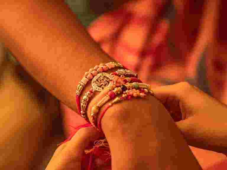 這個Rakshabandan日，姐妹們應該讓他們的大兄弟們