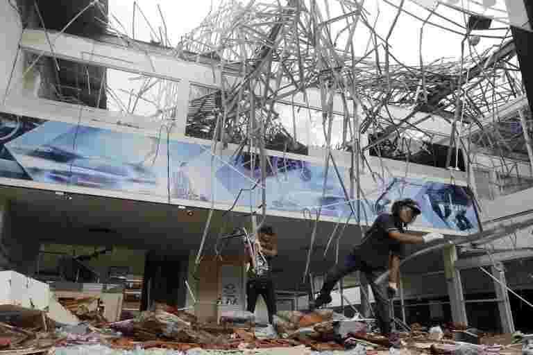 地震葉在印度尼西亞800多人死亡