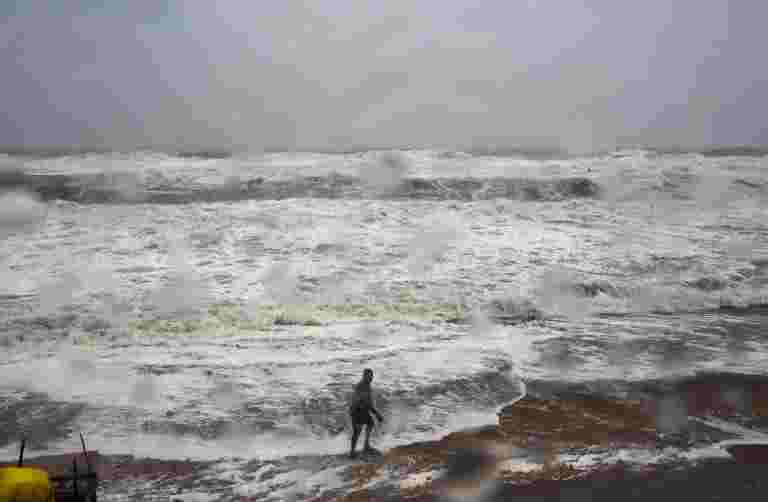 Cyclone Titli削減到深沉的蕭條;奧西沙河在海灘