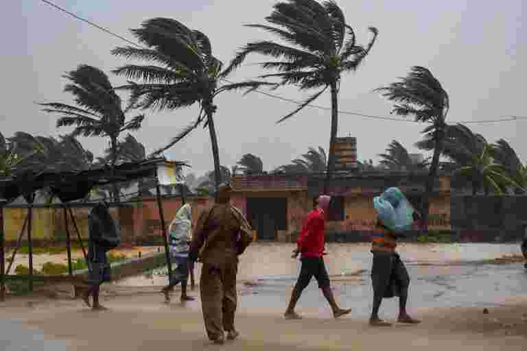 Cyclone'Titli'在安德拉邦留下了八人死亡，導致造成廣泛的傷害
