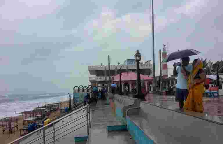 數十萬人沒有動力作為Cyclone Titli Slams Eastern Eastern Isten