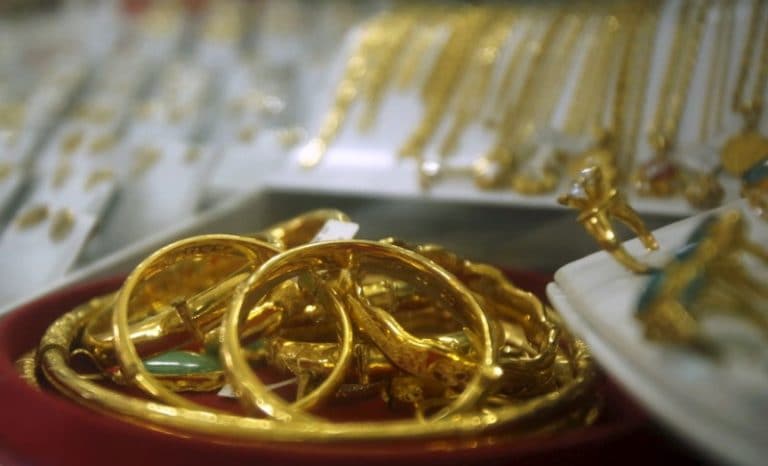 高價格在Dhanteras的黃金銷量上拍攝