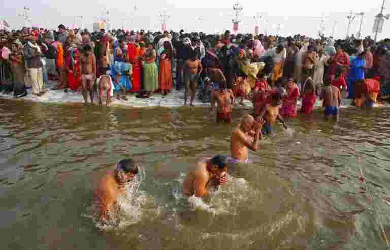 由于Kumbh Mela打開，奉獻者在Makar Sankranti上拍攝