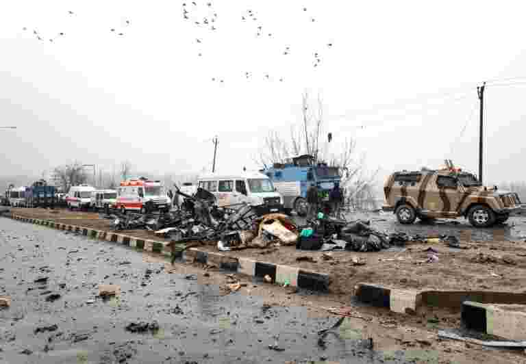 44個CRPF在Kashmir Pulwama的自殺攻擊中喪生