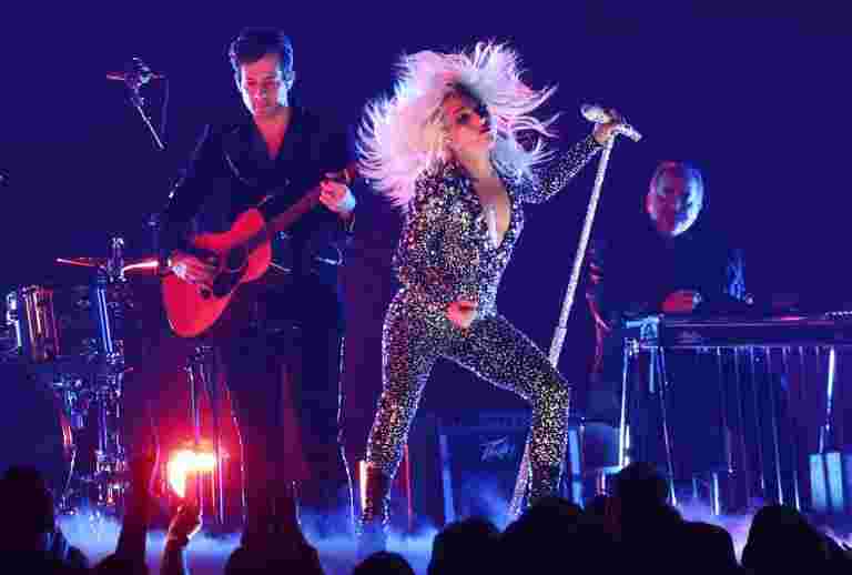 沒有主持人？沒問題。女王，Lady Gaga帶來了Grammys Vibe到奧斯卡
