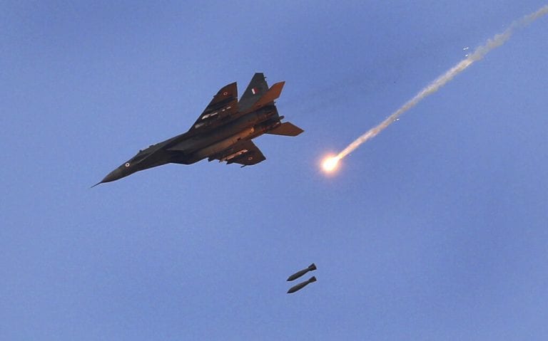 MIG-21在Rajasthan的Bikaner崩潰，飛行員安全地彈出