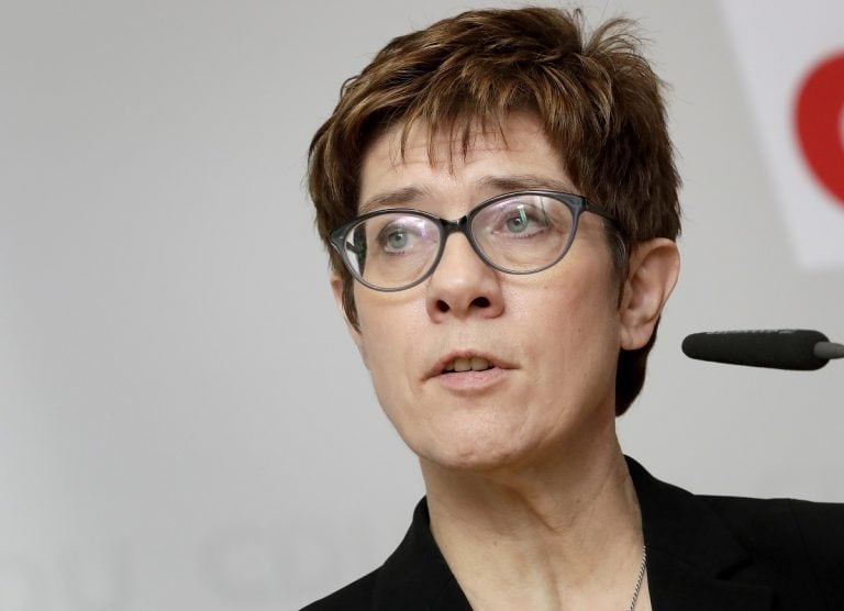 Merkel Chinialor Backs Macron的歐盟電話，浮動自己的想法