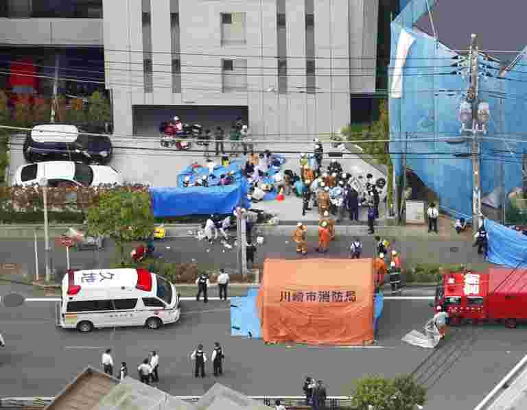 日本巴士停止刺傷19，殺死最多3