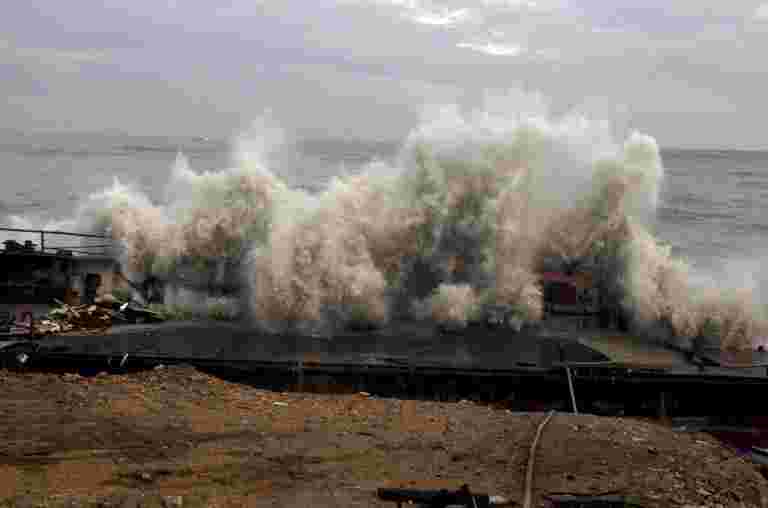 Cyclone Vayu改變了課程，不太可能在Gujarat登陸：IMD.