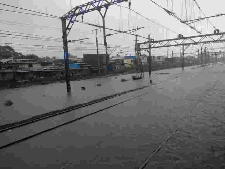 大雨睫毛孟買和第2天的毗鄰地區;列車取消并轉移了