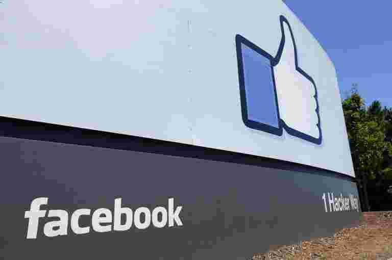 Facebook向Web界面推出了黑暗模式測試版