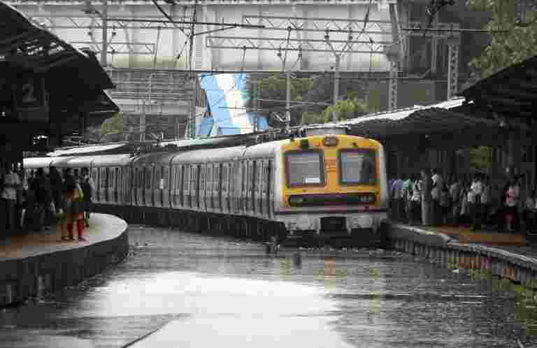 火車服務擊中，400艘被船只救出，如下雨鎊孟買