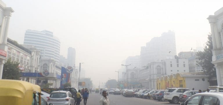 由于風，污染水平略微下降，但空氣質量仍處于“嚴重質量”中