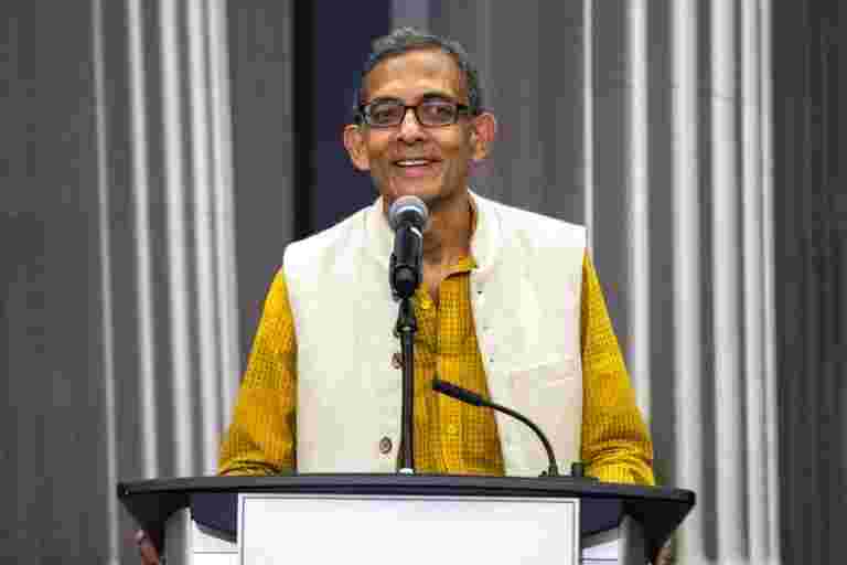 獨家的：諾貝爾經濟學獎獲得者Abhijit Banerjee表示，增長放緩是一個非常嚴重的關注
