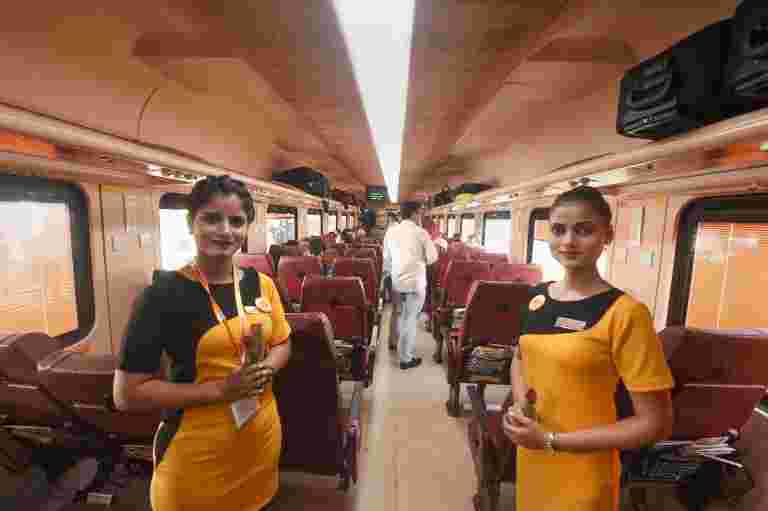 IRCTC的Ahmedab??ad-Mumbai Tejas Express：賠償火車延誤，免費旅游保險