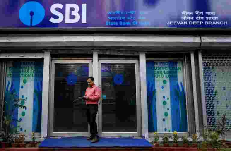 RTI查詢說，SBI尚未重新校準18,135名ATM，以為新的注釋表示