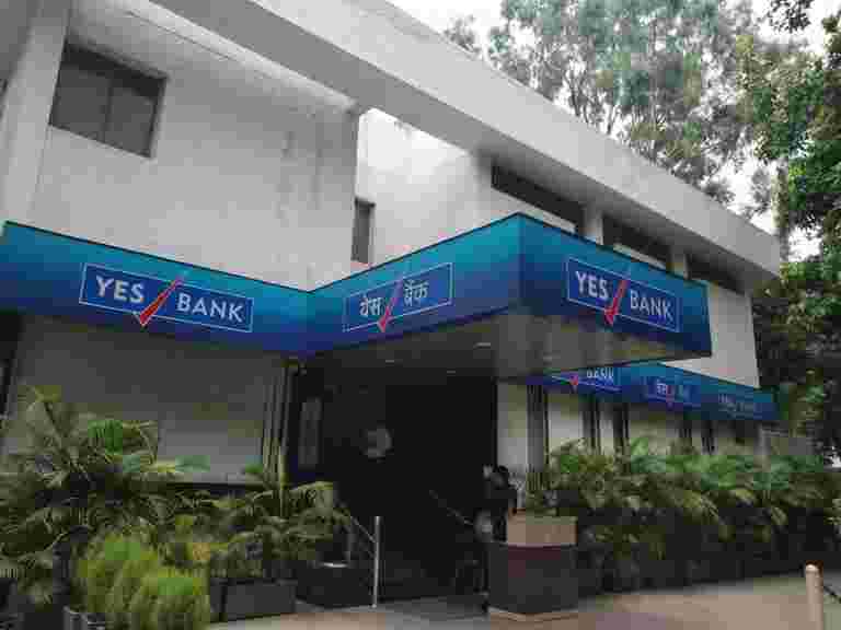 SBI，LIC在GOVT批準的救助部門的BANK中拿起24.5％的股權