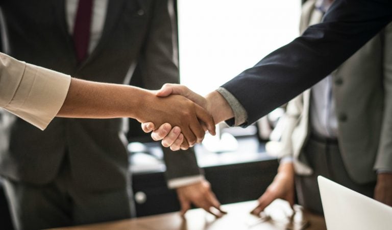 8月份企業籌集了64％至1.1盧比克拉